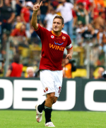 Francesco Totti capitan de la roma, en el curso a tiempo completo siguiendo el entrenamiento semanal del club profesional de serie A AS Roma, analisis detallado diario de cada dia de entrenamiento y capacitacion de los jugadores de futbol de la AS Roma, AIAC organiza este curso para entrenadores en el Centro Deportivo Trigoria, centro oficial del club Roma