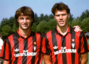 Gian Domenico Costi con Marco van Basten cuando jugaban juntos en el Milan, dirigentes principales del AIAC que es la asociacion de entrenadores profesionales de futbol de Italia empenada junto a Worldwide Business Network Inc de Miami en los Estados Unidos a difundir los tecnicos de Futbol Italiano a las principales federaciones y equipos de futbol del mundo, los tecnicos y entrenadores mas famosos del mundo futbolistico ahora a disposicion de los equipos del mundo entero, entrenadores campeones del mundo para tus seminarios de futbol, entrenadores para tus eventos deportivos y ademas los mejores entrenadores Italianos para realizar seminarios, academias y escuelas de futbol para principiantes ninos o ninas, futbol juvenil femenino, cursos a jugadores profesionales y master class para entrenadores de futbol de ligas y campeonatos de los Estados Unidos, Argentina, Chile, Peru, Ecuador, Colombia, Venezuela, Brazil, Mexico... escuela de futbol Italiano