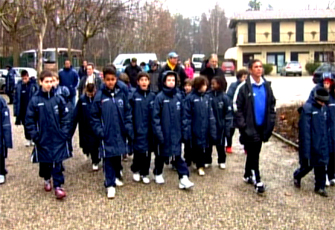 American team of kids after a camp for beginners visitiing Milanello, as important philosophy to grow up following the fair play of Sport with our Football soccer school, Italian football soccer school to the world thanks to WBN and AIAC - the Italian football soccer association of coaches - the Italian football soccer school offers to the international players and teams the World Champions technical and tactical training to the USA soccer teams, Canada soccer players, UAE soccer league, Saudi Arabia teams, Australia teams and soccer players. We offer also customized training for soccer lovers as begineers camps, young soccer camps, girls football soccer training and professional Italian soccer Coaches for your team, our Italian soccer school offers the most prestige and winner Football Soccer coach camps and training in the world ready to coach in your country and become a Champion in your league