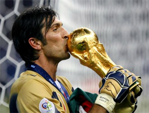 Gianluigi Buffon besa la Copa FIFA que acaba de conquistar con Italia durante el Mundial de Futbol FIFA en Alemania 2006, Italia campeon del mundo con Marcello Lippi de la escuela de entrenadores de Futbol Italiano, entrenadores Italianos directamente en los Estados Unidos, Canada, Mexico, Medio Oriente, Latino America, Australia y Africa. Worldwide Business Network Inc (WBN) y la Asociacion Italiana de entrenadores de futbol (AIAC) ofrecen entrenadores profesionales de futbol Italiano para clases a ninos, jovenes y jugadores profesionales ademas de congresos y eventos deportivos... Entrenamos los mejores