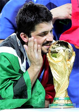 Genaro Gattuso contempla la Copa FIFA que acaba de conquistar con Italia durante el Mundial de Futbol FIFA en Alemania 2006, Italia campeon del mundo con Marcello Lippi de la escuela de entrenadores de Futbol Italiano, entrenadores Italianos directamente en los Estados Unidos, Canada, Mexico, Medio Oriente, Latino America, Australia y Africa. Worldwide Business Network Inc (WBN) y la Asociacion Italiana de entrenadores de futbol (AIAC) ofrecen entrenadores profesionales de futbol Italiano para clases a ninos, jovenes y jugadores profesionales ademas de congresos y eventos deportivos... Entrenamos los mejores