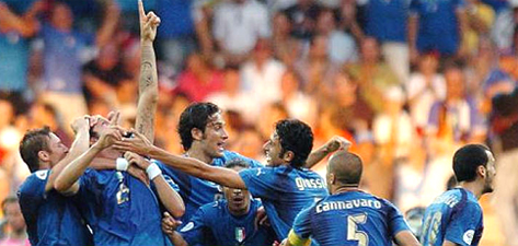 Marco Materazzi ofrece al cielo despues de anotar de cabeza en la final de la Copa FIFA que conquistara con Italia durante el Mundial de Futbol FIFA en Alemania 2006, Italia campeon del mundo con Marcello Lippi de la escuela de entrenadores de Futbol Italiano, entrenadores Italianos directamente en los Estados Unidos, Canada, Mexico, Medio Oriente, Latino America, Australia y Africa. Worldwide Business Network Inc (WBN) y la Asociacion Italiana de entrenadores de futbol (AIAC) ofrecen entrenadores profesionales de futbol Italiano para clases a ninos, jovenes y jugadores profesionales ademas de congresos y eventos deportivos... Entrenamos los mejores