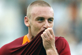 Daniele de Rossi centrocampista de la Roma, en el curso a tiempo completo siguiendo el entrenamiento semanal del club profesional de serie A AS Roma, analisis detallado diario de cada dia de entrenamiento y capacitacion de los jugadores de futbol de la AS Roma, AIAC organiza este curso para entrenadores en el Centro Deportivo Trigoria, centro oficial del club Roma