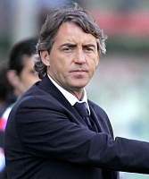 Roberto Mancini entrenador del Manchester City en Inglaterra y miembro del AIAC Italia, futbol Italiano, los entrenadores mas famosos del mundo futbolistico ahora a disposicion de los equipos del mundo entero, entrenadores campeones del mundo para tus seminarios de futbol, entrenadores para tus eventos deportivos y ademas los mejores entrenadores Italianos para realizar seminarios, academias y escuelas de futbol para principiantes ninos o ninas, futbol juvenil femenino, cursos a jugadores profesionales y master class para entrenadores de futbol de ligas y campeonatos de los Estados Unidos, Argentina, Chile, Peru, Ecuador, Colombia, Venezuela, Brazil, Mexico... escuela de futbol Italiano