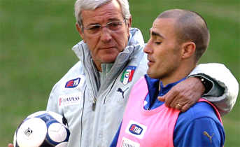 Marcello Lippi con Fabio Cannavaro en clases de entrenamiento ofensiva y defensiva para tus eventos deportivos con entrenadores del futbol Italiano, los entrenadores mas famosos del mundo futbolistico ahora a disposicion de los equipos del mundo entero, entrenadores campeones del mundo para tus seminarios de futbol, entrenadores para tus eventos deportivos y ademas los mejores entrenadores Italianos para realizar seminarios, academias y escuelas de futbol para principiantes ninos o ninas, futbol juvenil femenino, cursos a jugadores profesionales y master class para entrenadores de futbol de ligas y campeonatos de los Estados Unidos, Argentina, Chile, Peru, Ecuador, Colombia, Venezuela, Brazil, Mexico... escuela de futbol Italiano