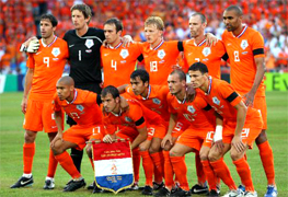 Holanda entre las selecciones del Mundial de Futbol FIFA 2010 Sudafrica, junto a las selecciones de Brasil, Espana, Italia, Inglaterra, Portugal, Estados Unidos, Holanda, Alemania,... juegan el campeonato del mundo en Africa. Entrenadores Italianos directamente en los Estados Unidos, Canada, Mexico, Medio Oriente, Latino America, Australia y Africa, WBN y la Asociacion Italiana de entrenadores de futbol (AIAC) ofrecen entrenadores profesionales de futbol Italiano para clases a ninos, jovenes y jugadores profesionales ademas de congresos y eventos deportivos... Entrenamos los mejores