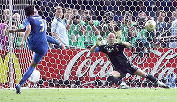 Fabio Grosso patea el ultimo penal convirtiendo a Italia en el nuevo campeon Mundial de Futbol FIFA en Alemania 2006, Italia campeon del mundo con Marcello Lippi de la escuela de entrenadores de Futbol Italiano, entrenadores Italianos directamente en los Estados Unidos, Canada, Mexico, Medio Oriente, Latino America, Australia y Africa. Worldwide Business Network Inc (WBN) y la Asociacion Italiana de entrenadores de futbol (AIAC) ofrecen entrenadores profesionales de futbol Italiano para clases a ninos, jovenes y jugadores profesionales ademas de congresos y eventos deportivos... Entrenamos los mejores