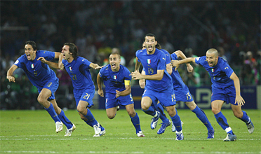 Fabio Grosso acaba de inflar las redes y los jugadores Italianos gritan y corren de alegria y que Italia es el Campeon Mundial de Futbol FIFA en Alemania 2006, Italia campeon del mundo con Marcello Lippi de la escuela de entrenadores de Futbol Italiano, entrenadores Italianos directamente en los Estados Unidos, Canada, Mexico, Medio Oriente, Latino America, Australia y Africa. Worldwide Business Network Inc (WBN) y la Asociacion Italiana de entrenadores de futbol (AIAC) ofrecen entrenadores profesionales de futbol Italiano para clases a ninos, jovenes y jugadores profesionales ademas de congresos y eventos deportivos... Entrenamos los mejores