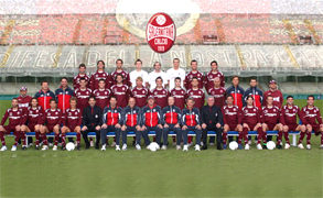 Salernitana de la Region Campania club que participa en el campeonato de futbol Italiano de Serie B, es el segundo campeonato mas importante de Italia y cuenta con muchos entrenadores y jugadores famosos del mundo futbolistico ahora a disposicion de los equipos del mundo entero, entrenadores campeones del mundo para tus seminarios de futbol, entrenadores para tus eventos deportivos y ademas los mejores entrenadores Italianos para realizar seminarios, academias y escuelas de futbol para principiantes ninos o ninas, futbol juvenil femenino, cursos a jugadores profesionales y master class para entrenadores de futbol de ligas y campeonatos de los Estados Unidos, Argentina, Chile, Peru, Ecuador, Colombia, Venezuela, Brazil, Mexico... escuela de futbol Italiano