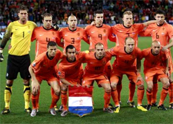Netherlands plays the Semi-Finals against Uruguay in the South Africa world cup 2010, an stage where the national teams play a standard single elimination game, there are no ties during the match and after 90 minutes if ends draw there are two extra times of 15 minutes and if draw to the penalty kicks to know the winner of the round Semifinal go to the final