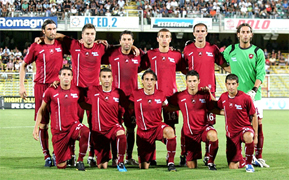 Reggina Calcio de Reggio Calabria uno de los mas signifcativos equipos de la Serie B jugando el campeonato de futbol Italiano de Serie B, es el segundo campeonato mas importante de Italia y cuenta con muchos entrenadores y jugadores famosos del mundo futbolistico ahora a disposicion de los equipos del mundo entero, entrenadores campeones del mundo para tus seminarios de futbol, entrenadores para tus eventos deportivos y ademas los mejores entrenadores Italianos para realizar seminarios, academias y escuelas de futbol para principiantes ninos o ninas, futbol juvenil femenino, cursos a jugadores profesionales y master class para entrenadores de futbol de ligas y campeonatos de los Estados Unidos, Argentina, Chile, Peru, Ecuador, Colombia, Venezuela, Brazil, Mexico... escuela de futbol Italiano