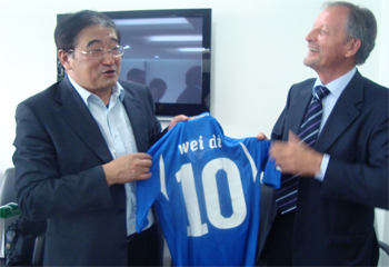Wei Di president of China Football Federation and Renzo Ulivieri president of the Italian football coaches Association after the work day between institutions, AIAC will train the Chinese coaches of the China national teams, will support the professional clubs of the Chinese Super League, furthermore AIAC will support the program football in the school implemented by the Chinese Football Association and the government of China